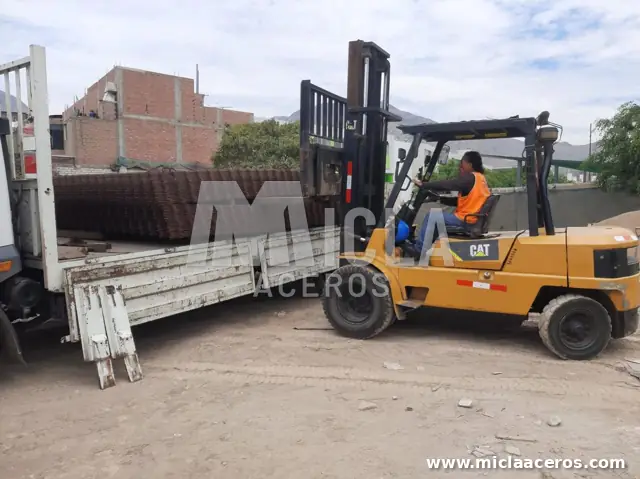Carga de malla corrugada con montacargas