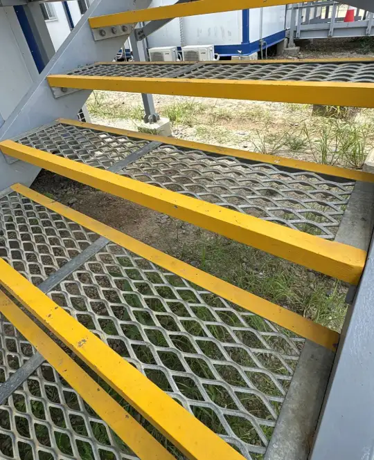 Escalera con peldaños de metal expandido