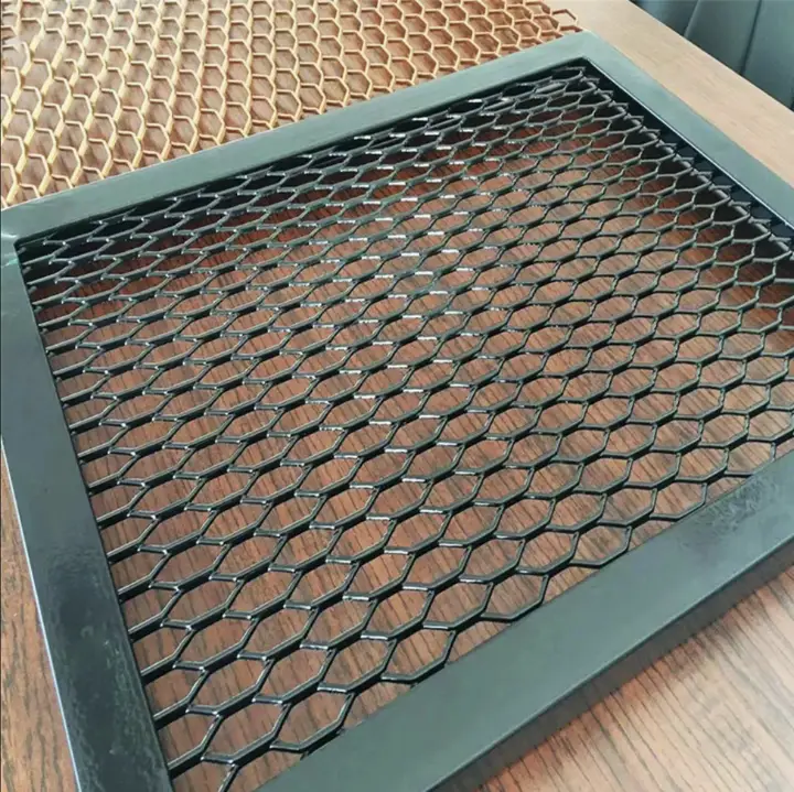 Panel de metal expandido con marco negro